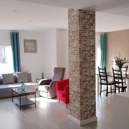 Familias Y Grupos Muy Grande En El Centro De Apartamento *